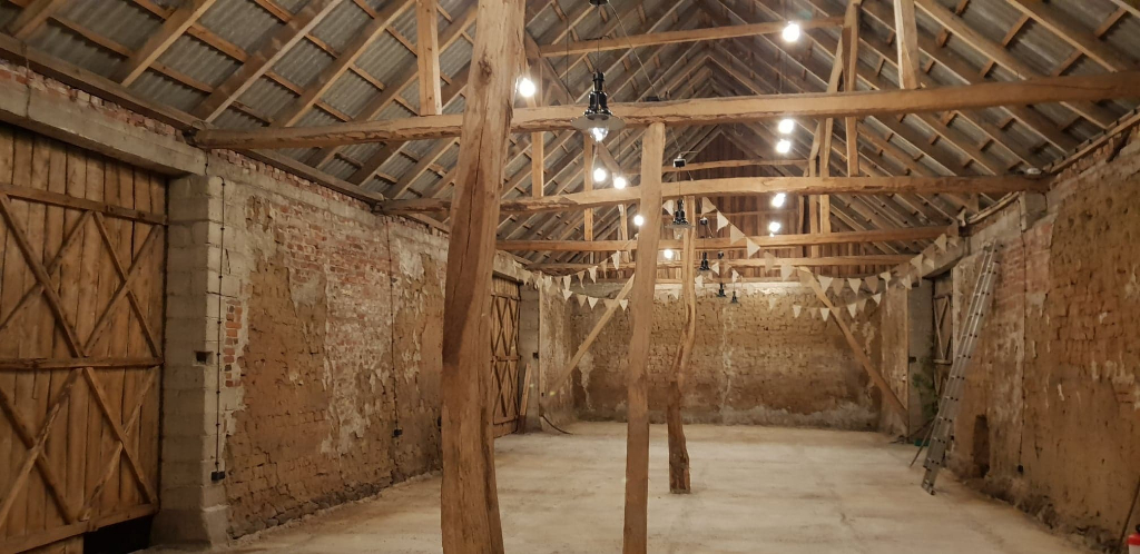 Wyprawią wesele w stodole