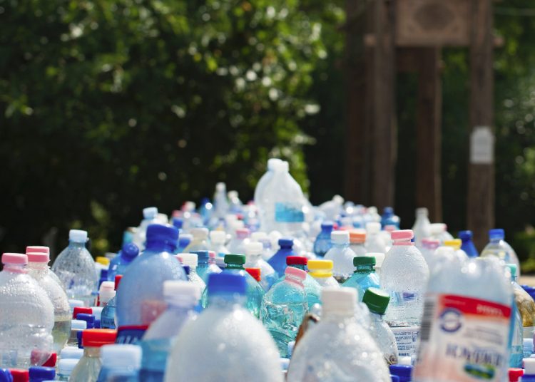 Jak zmniejszyć zużycia plastiku w Twoim domu? Poznaj 4 sprytne sposoby