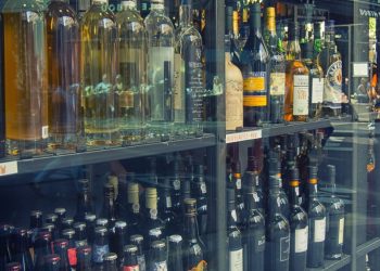 Para kradła alkohol w markecie