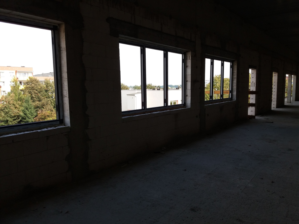 Montują okna w szpitalu. Wybrali Słowińskich