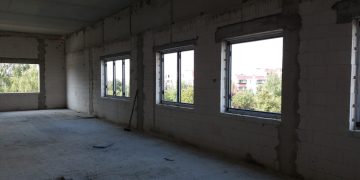 Montują okna w szpitalu. Wybrali Słowińskich