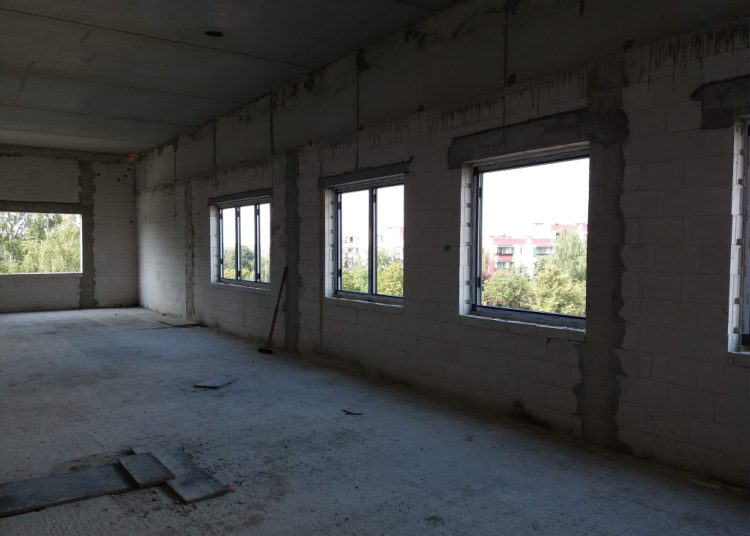 Montują okna w szpitalu. Wybrali Słowińskich