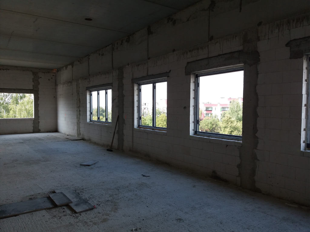 Montują okna w szpitalu. Wybrali Słowińskich