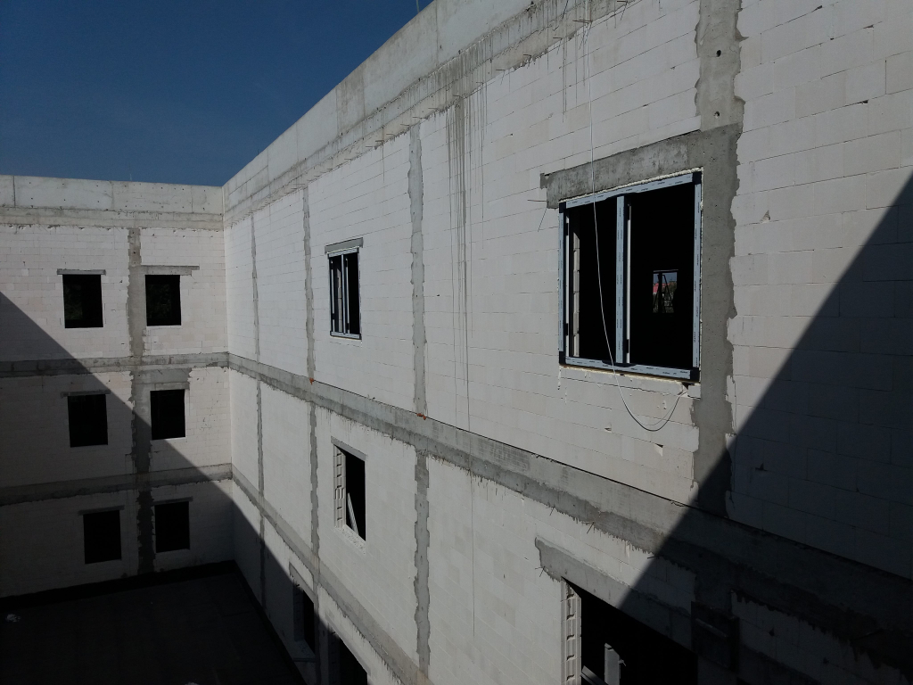 Montują okna w szpitalu. Wybrali Słowińskich