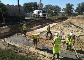 Budowa basenu: Wylewają chudy beton