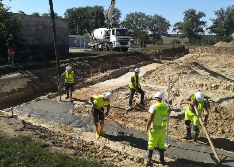 Budowa basenu: Wylewają chudy beton