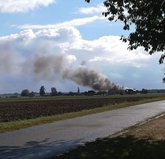 Płonie stodoła w Łomowie