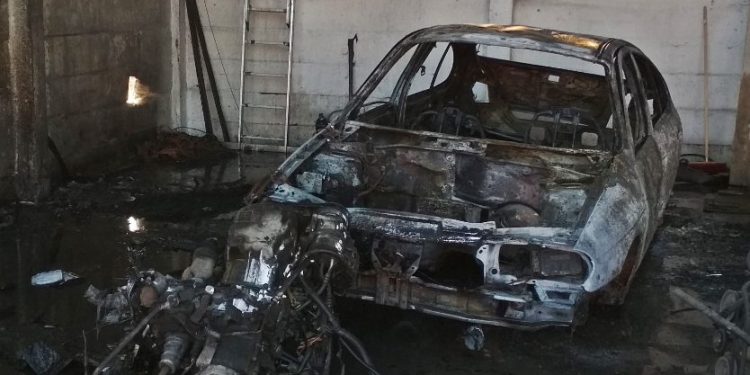 Spłonął samochód w garażu ZDJĘCIA