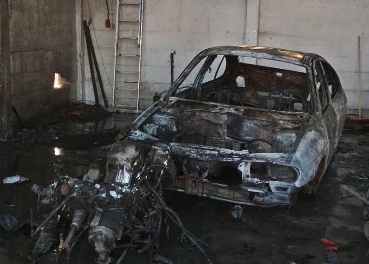 Spłonął samochód w garażu ZDJĘCIA