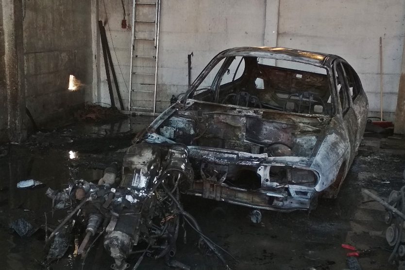 Spłonął samochód w garażu ZDJĘCIA