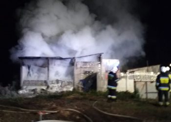 Siernicze Wielkie: Spłonął samochód w garażu ZDJĘCIA