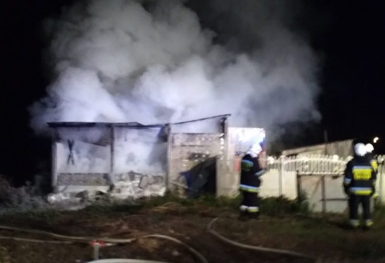 Siernicze Wielkie: Spłonął samochód w garażu ZDJĘCIA