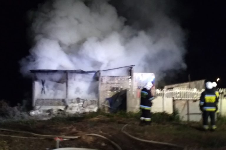 Siernicze Wielkie: Spłonął samochód w garażu ZDJĘCIA