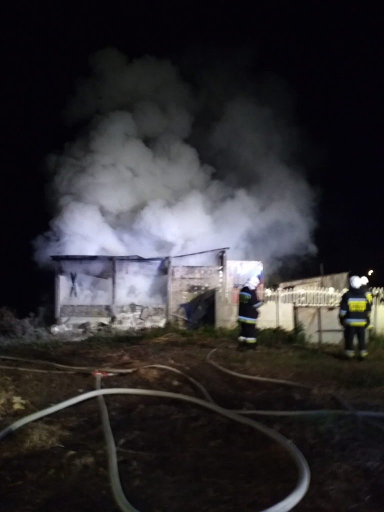 Siernicze Wielkie: Spłonął samochód w garażu ZDJĘCIA