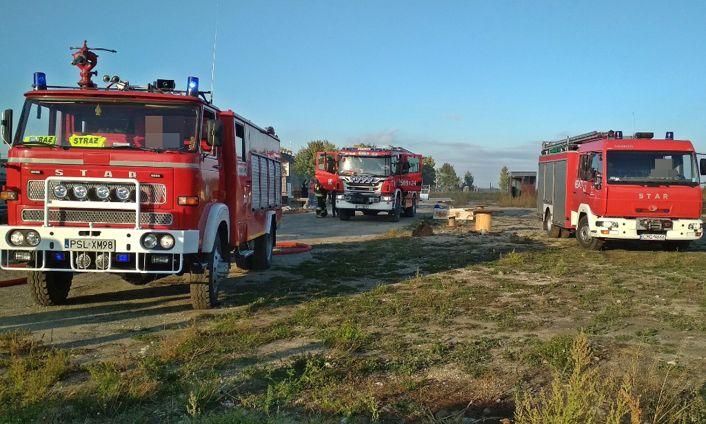 Spłonął samochód w garażu ZDJĘCIA