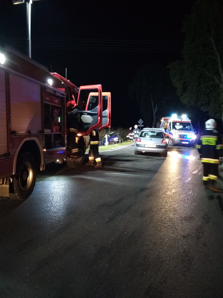 Wypadek w Kochowie. 2 osoby w szpitalu