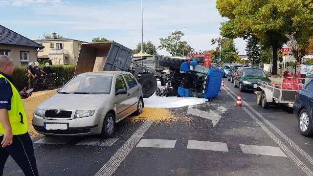 Przewrócony ciągnik zablokował drogę
