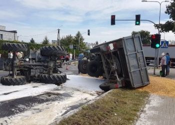 Przewrócony ciągnik zablokował drogę