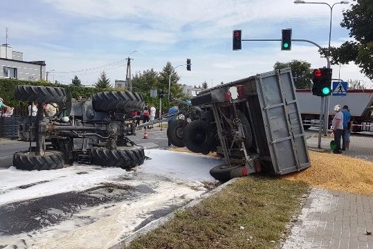 Przewrócony ciągnik zablokował drogę
