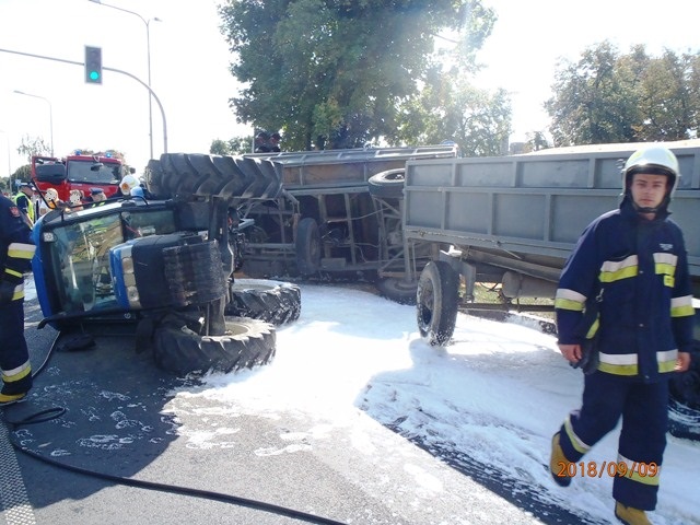 Przewrócony ciągnik zablokował drogę