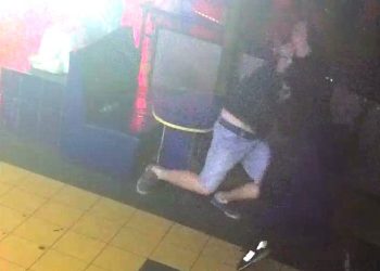 Ochroniarz mu złamał nos. Odpowie za to