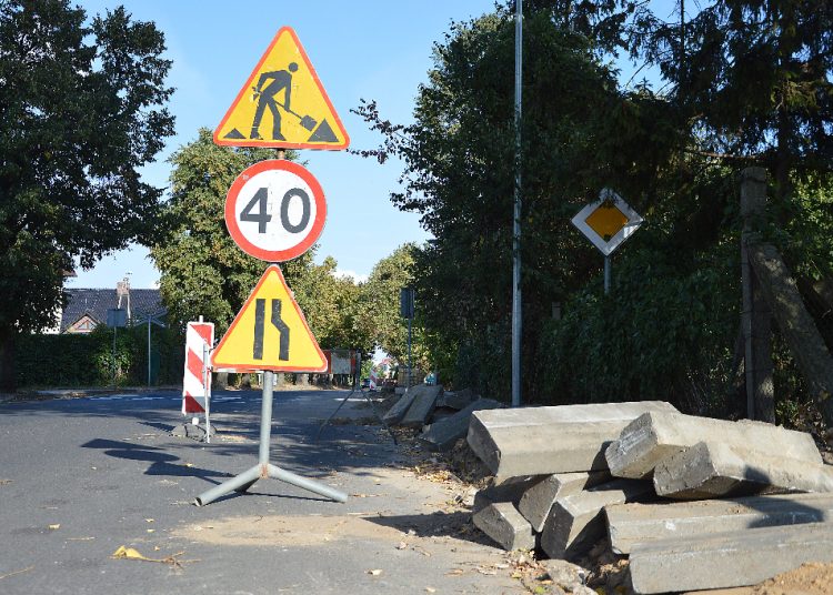 Pogrozili wykonawcy palcem