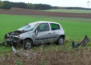 Stracił panowanie, wypadł z drogi i dachował