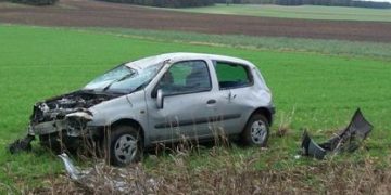 Stracił panowanie, wypadł z drogi i dachował