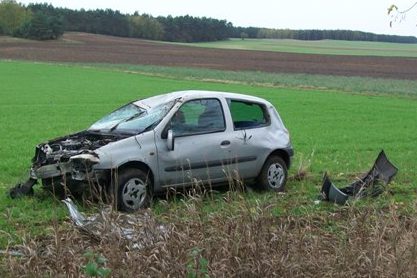 Stracił panowanie, wypadł z drogi i dachował