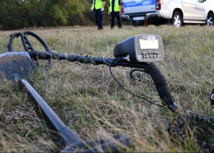 Przeszukiwał teren wykrywaczem metalu. Ma kłopoty