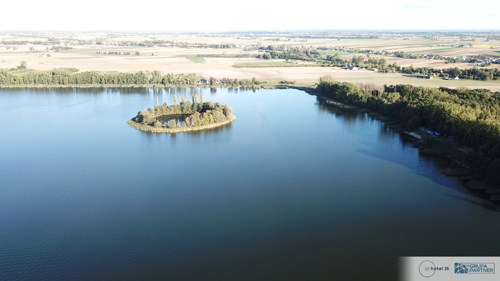 Basen nad jeziorem już pod dachem ZDJĘCIA