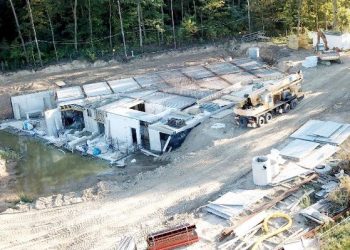 Basen nad jeziorem już pod dachem ZDJĘCIA