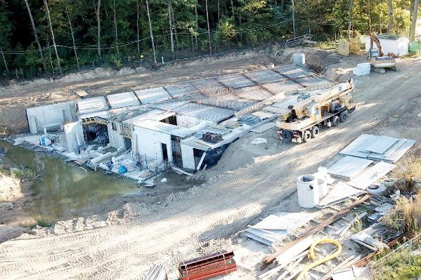 Basen nad jeziorem już pod dachem ZDJĘCIA