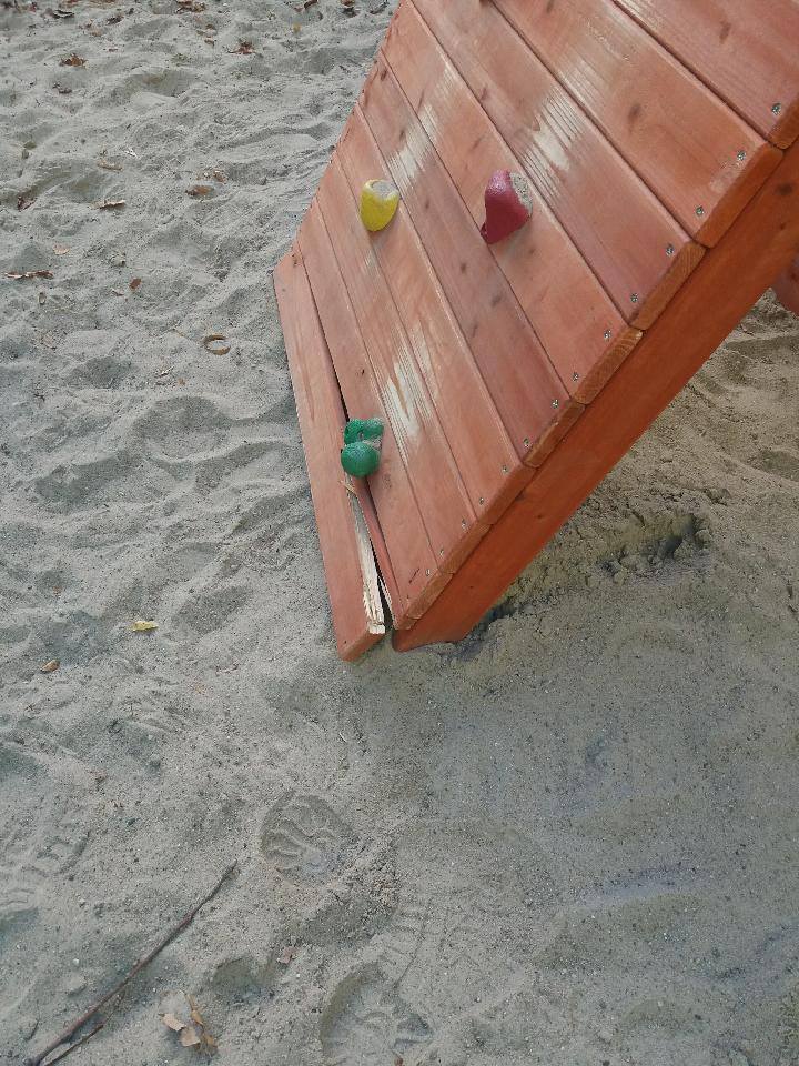 Wandale na placach zabaw. Prezes apeluje do policji