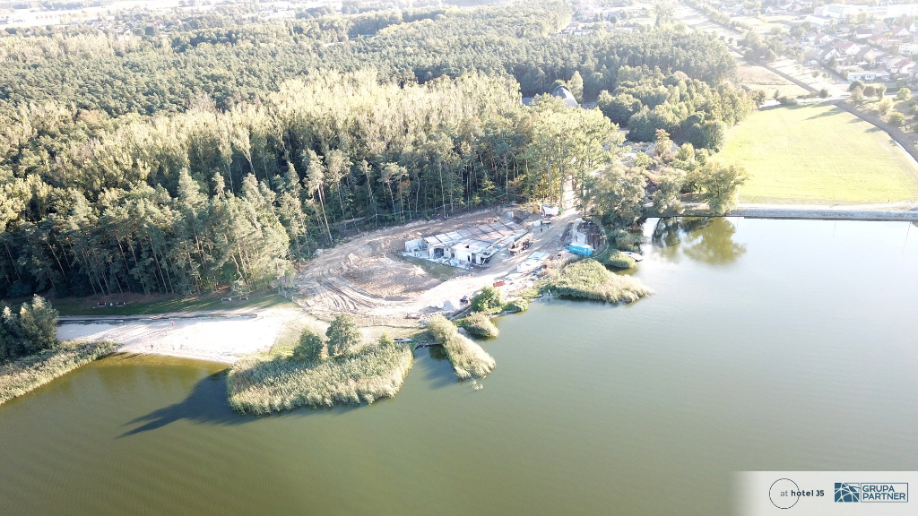 Basen nad jeziorem już pod dachem ZDJĘCIA