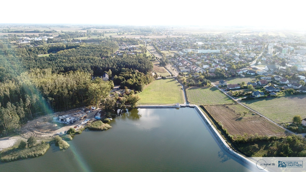 Basen nad jeziorem już pod dachem ZDJĘCIA