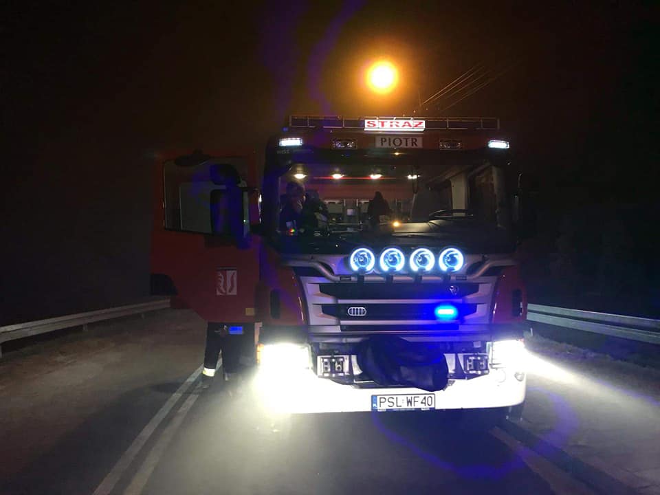 Samochód dachował. Dwie osoby w szpitalu ZDJĘCIA