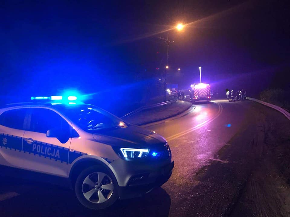 Samochód dachował. Dwie osoby w szpitalu ZDJĘCIA