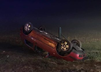 Samochód dachował. Dwie osoby w szpitalu ZDJĘCIA