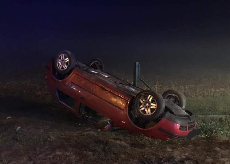 Samochód dachował. Dwie osoby w szpitalu ZDJĘCIA