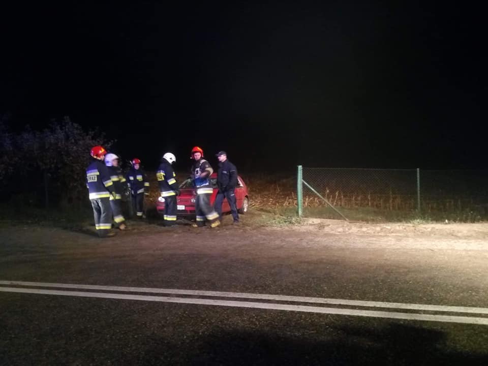 Samochód dachował. Dwie osoby w szpitalu ZDJĘCIA