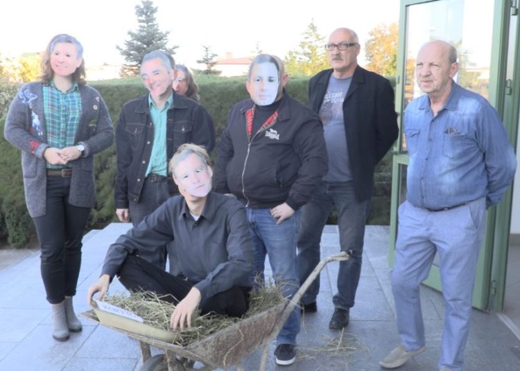 Działacze PiS w maskach Pyrzyka i Grzeszczaka. Happening przed konwencją