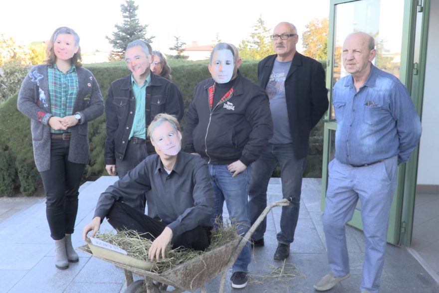 Działacze PiS w maskach Pyrzyka i Grzeszczaka. Happening przed konwencją