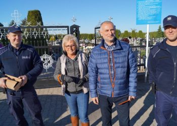 Na cmentarzu rozdawali odblaski