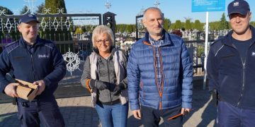 Na cmentarzu rozdawali odblaski