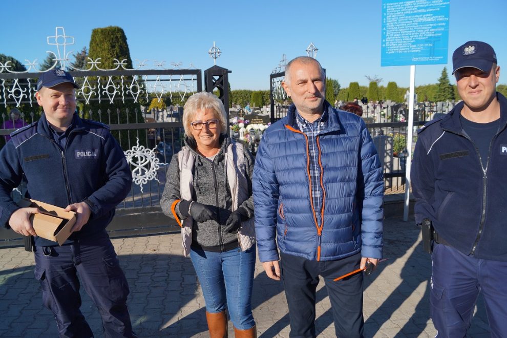 Na cmentarzu rozdawali odblaski