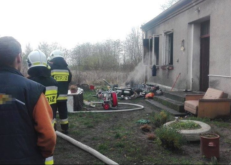 Pożar domu w Gółkowie. Jedna osoba w szpitalu