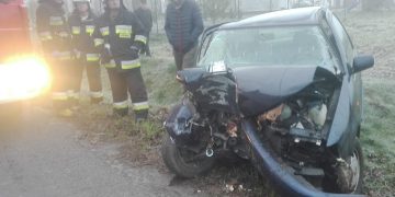 Uderzyła w drzewo. Ucierpiały 2 osoby