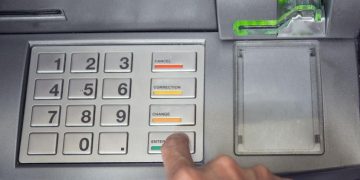 Stracił pieniądze podczas wypłaty z bankomatu