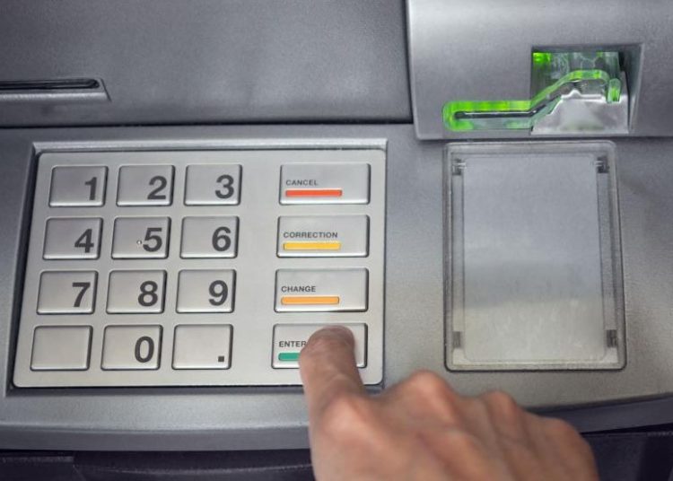 Stracił pieniądze podczas wypłaty z bankomatu